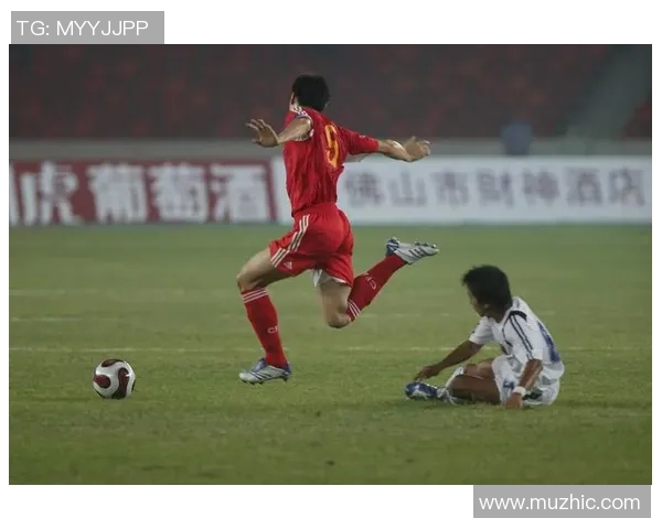 足球明星被自己踢出的足球击中面部事件引发广泛关注